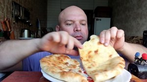 МУКБАНГ осетинские пироги и котлеточка/ОБЖОР фаст-фуд