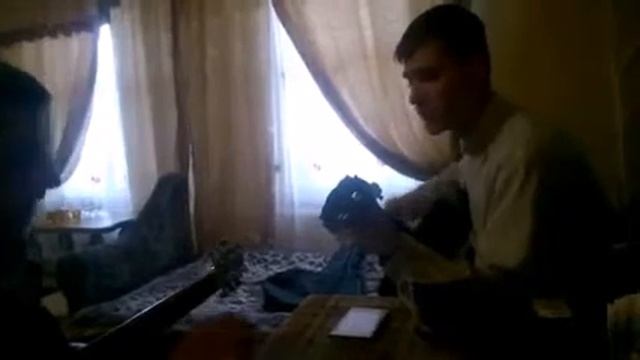 Парни красиво поют под гитару песню Не надо со мной прощаться смотреть онлайн