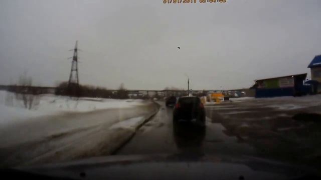 Вот, почему не стоит обгонять перед поворотом. смотреть онлайн
