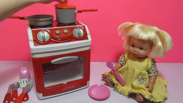 Играем с детской плитой. Play with a Toy Stove смотреть онлайн