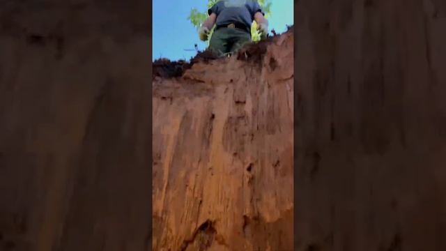 Колодец под ключ.Чудесный колодец получился.Установка колец вмшахту.Вскрыли родник.Смотреть до конц смотреть онлайн