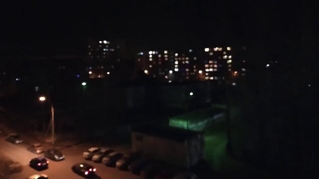 На окнах много новогодних светится гирлянд смотреть онлайн