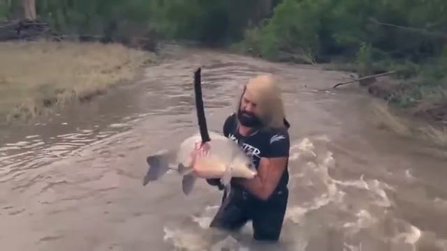 Вот как ловит настоящий мужик рыбу! смотреть онлайн