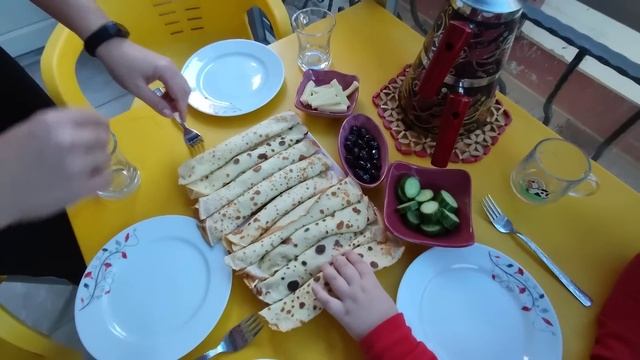 МАМА ГОТОВИТ ЗАВТРАК БЛИНЫ