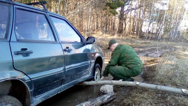 Как вытащить машину из грязи. смотреть онлайн