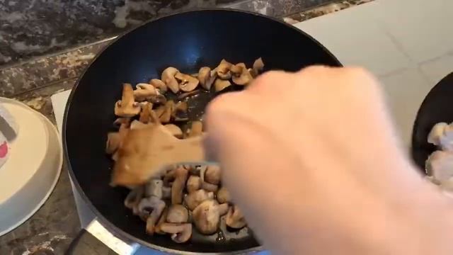 Паста с куриной грудкой и грибами в сливочном соусе / 18+ смотреть онлайн