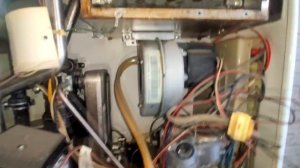 Gaz34.ru Navien. Течет вода из газового котла.