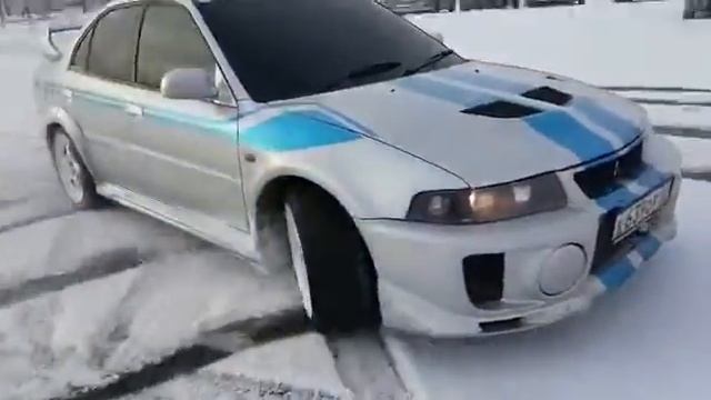 Lancer Evolution зимний дрифт смотреть онлайн