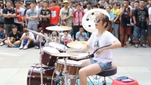Красивая девушка великолепно сыграла на барабанах на улице