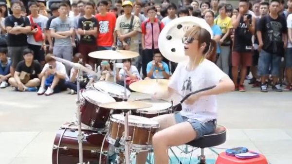 Красивая девушка великолепно сыграла на барабанах на улице