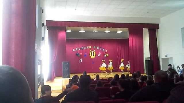 Танцует с подругами танец ромашек смотреть онлайн