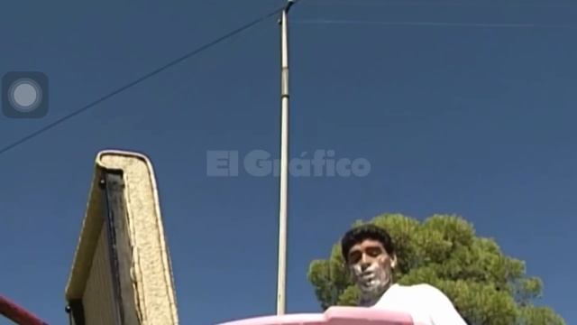 Greatest Maradona shaving his face - Maradona afeitándose la cara смотреть онлайн