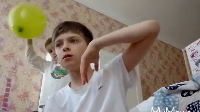 Влог: мы с Левой балуемся и играем с шариком. Неудачные кадры. смотреть онлайн