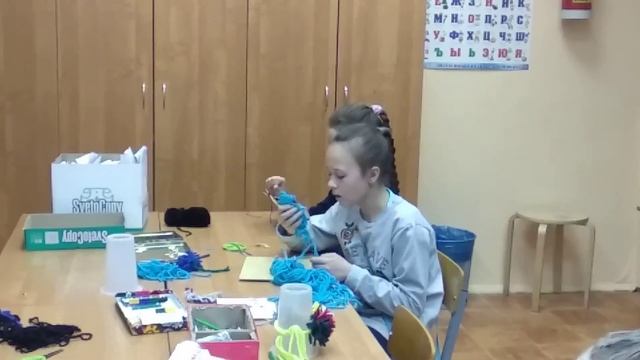 СЕРИЯ КОРОТКИХ ВИДЕО. На занятиях. Хит сезона! МБУ "Пресня". #плетение #фенечка #безкупюр #поём смотреть онлайн