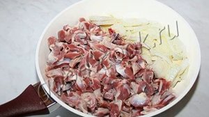 Куриные желудки тушеные со сметаной и грибами, рецепт приготовления