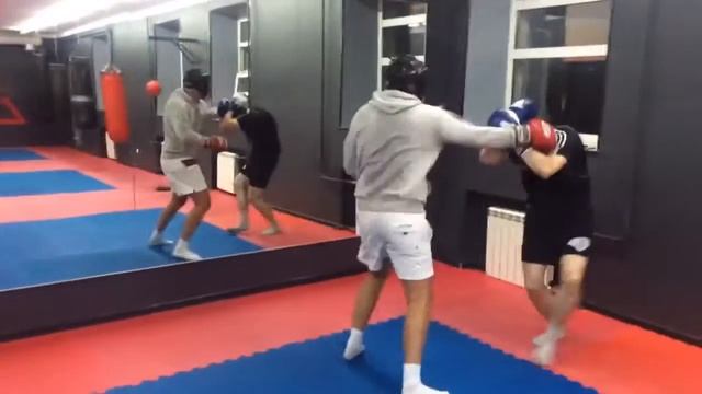 Бокс. Пляжник против боксёров смотреть онлайн