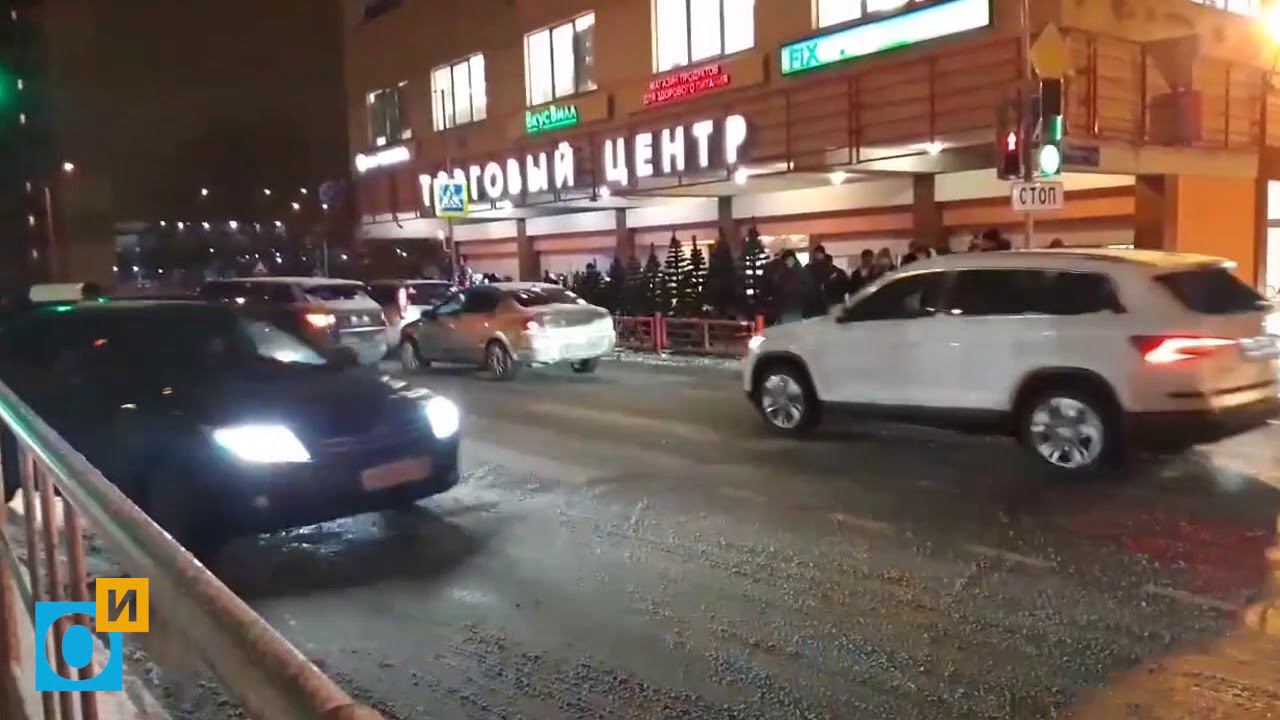 Пешеходы в Одинцово не замечают новый светофор и идут на красный создавая аварийную ситуацию смотреть онлайн