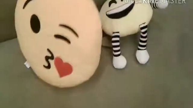 Вау! Подушки эмоджи смотреть онлайн