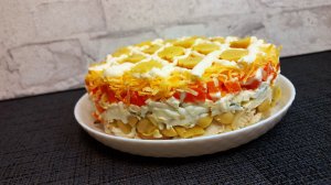 Салат с маринованными грибами, курицей слоеный