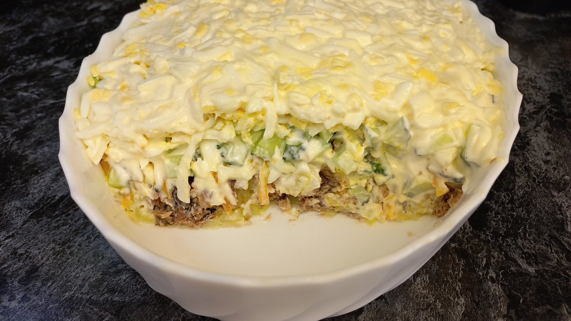 Салат рыбный слоеный смотреть онлайн