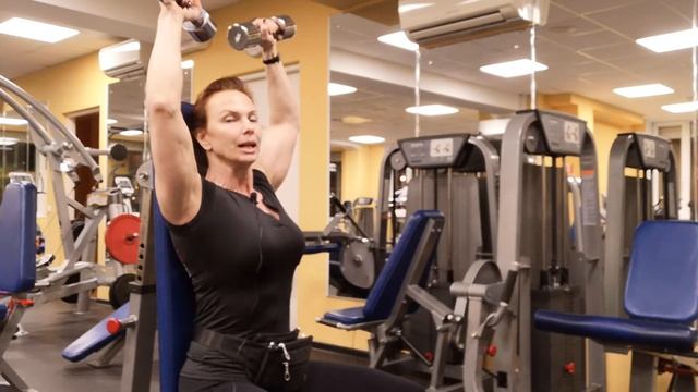 Жим на дельты Ларри Скотта смотреть онлайн