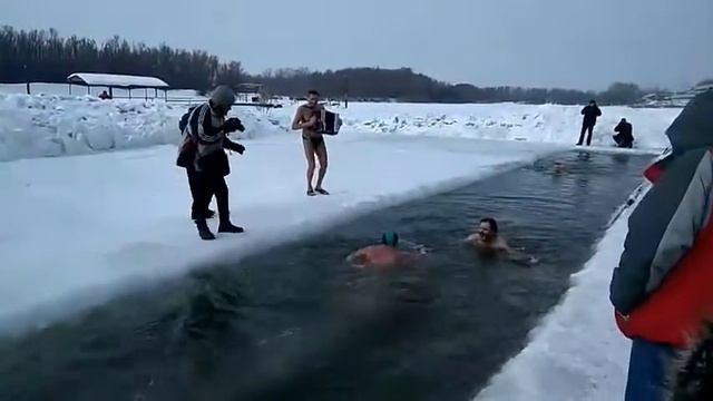 Омские моржи отмечают Масленицу смотреть онлайн