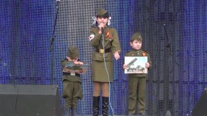 2015.05.09. "Рисуют мальчики войну". Диана Анкудинова (11 лет), Артур(5 лет) и Ильдар (2 года).