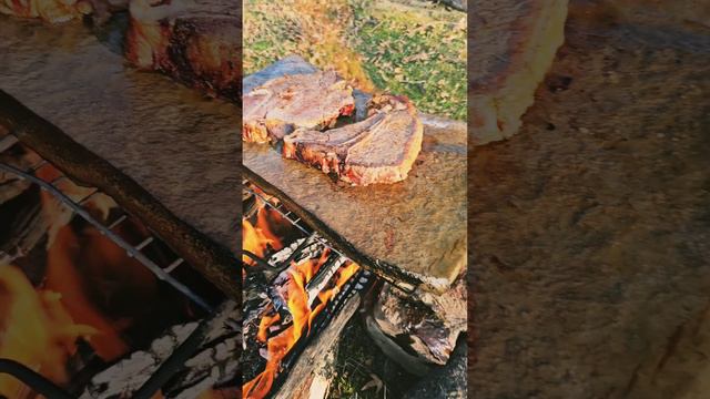 стейки на камнях