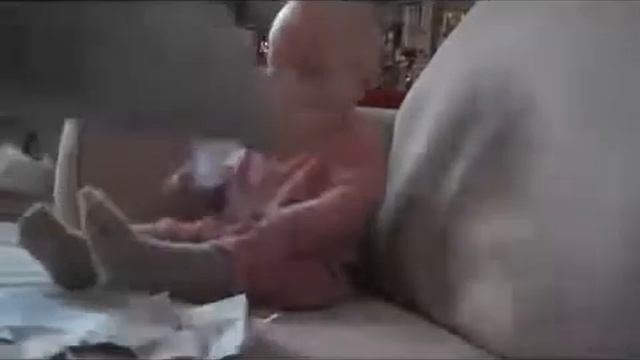 Очнь ржачно!!! ребёнок смотрит как папа рвёт бумагу и дико смеётся)) смотреть онлайн