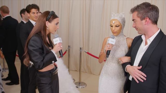 Doja Cat Meows All Over the Red Carpet | Met Gala 2023 With Emma Chamberlain | Vogue смотреть онлайн