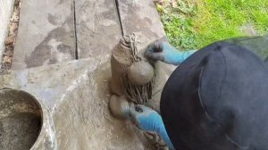 Очень просто - садовая фигурка из цемента и ненужных вещей