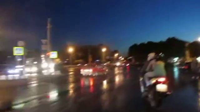 Окуратный мотоциклист даже с поворотниками ездит смотреть онлайн