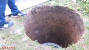 Легкий способ опустить бетонное кольцо в колодец! Руки в карманах кольца сами падают в колодец