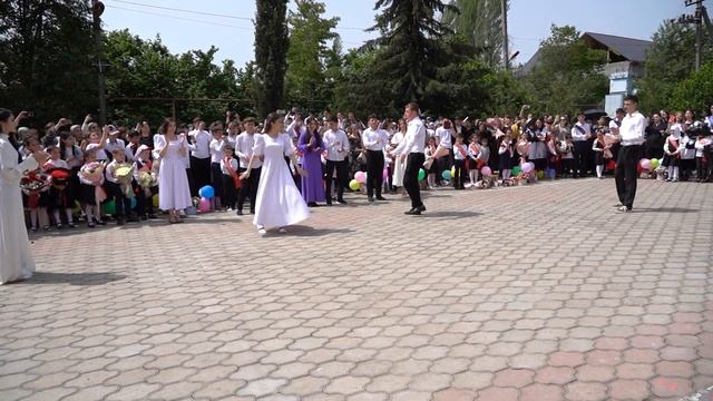 Последний звонок в Бут-Казмалярской СОШ . Танец выпускников 11 класса смотреть онлайн