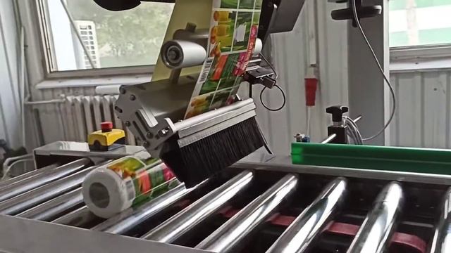 Упаковка бумажных полотенец в термоусадочную пленку на Smipack HS500E и нанесение этикетки . смотреть онлайн