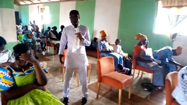 Watch how apostle Daniel Adu made Parents to remember their children in prayers during church servi смотреть онлайн