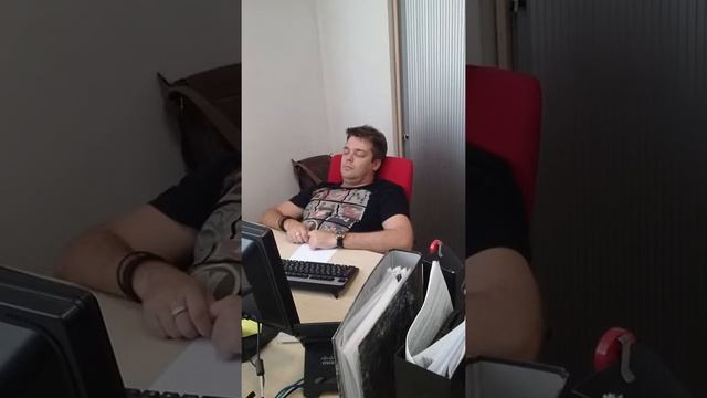 Сладкий офисный сон...