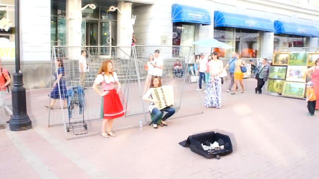 Йодль веселая песенка на Старом Арбате в Москве