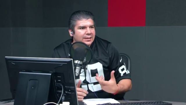 Adriana Velasco y Rubén Navarro presentan el MexSheCan Bowl смотреть онлайн