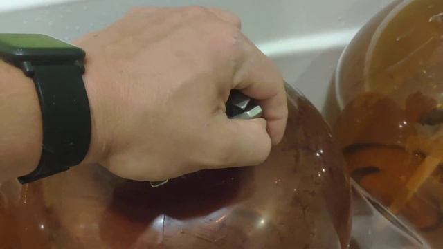 как открыть ПЭТ кег без спец ключей.Важно!перед этим необходимо стравить давление в кеге. смотреть онлайн