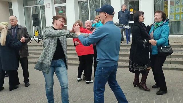 "МЫ ВЛЮБЛЕНЫ"... на танцполе в Гомельском парке...8.04.2023года. смотреть онлайн