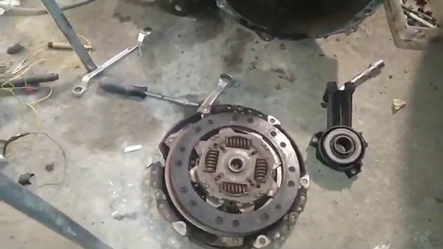 Замена сцепления Ford Fiesta 2007 mk5 робот!!! про дешевый комплект сцепления!!! смотреть онлайн