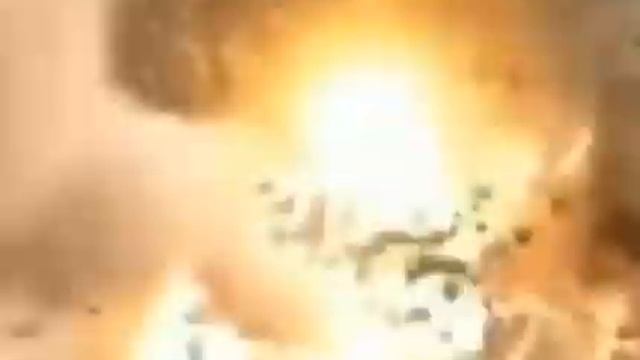 Кот сидит и внезапно падает ракета смотреть онлайн