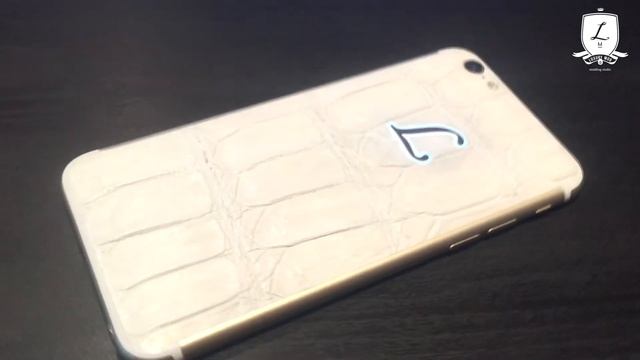 iPhone 6 в белой коже крокодила, светящийся логотип смотреть онлайн