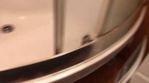 В душевой кабинке снять защиту, а потом поставить на место.