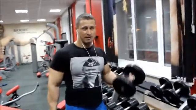 Подъем гантелей на бицепс смотреть онлайн