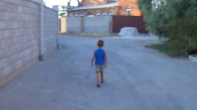 Коля проходит мимо церкви(Белосарайская коса) смотреть онлайн