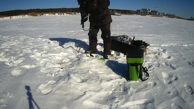 Толстый лёд, не хватает длины шнека ледобура. смотреть онлайн