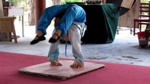 Гуттаперчевая китайская девушка