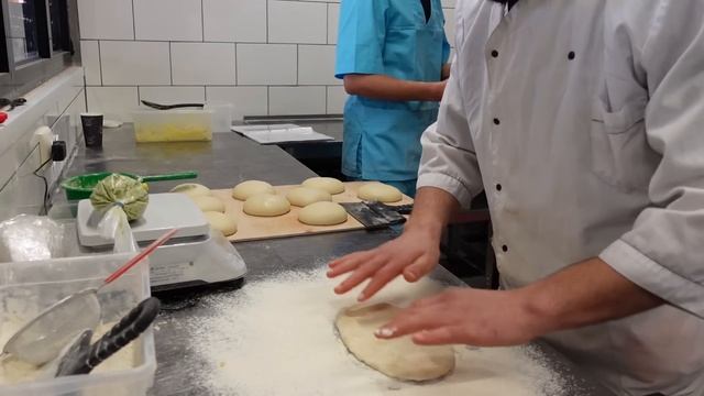 Один день в пекарне Булки смотреть онлайн